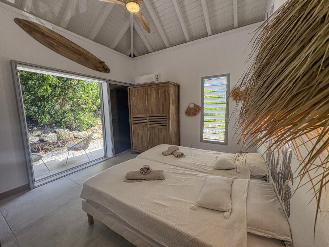36.Location villa piscine Saint François Guadeloupe_Chambre 3 vue jardin